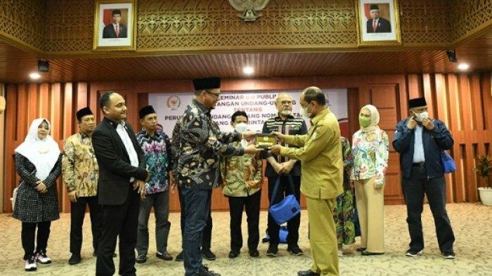 Pon Yaya Protes Seminar Revisi UUPA, Khawatirkan Klaim Pusat Sudah Konsultasi dengan DPRA - Asisten-I-Sekda-Aceh-Dr-M-Jafar-SH-MHum-menyerahka.jpg