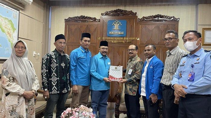 Kakanwil Kemenkumham Aceh Serahkan SK Susunan Kepengurusan Partai SIRA